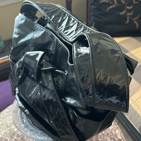 Black paten leather shoulder bag. - Picture 2 of 5